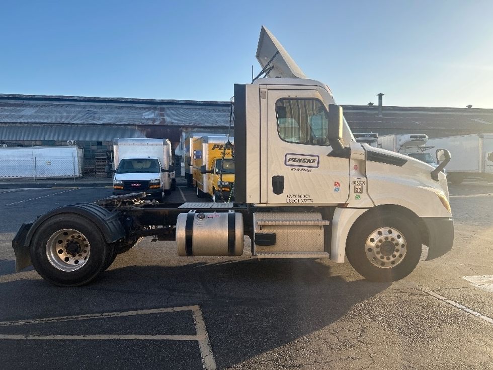 Day Cab Tractor-Heavy Duty Tractors-Freightliner-2022-T12642ST-Torrance-CA-278,751\n\t\tmiles-$ 66,000 - Image 8