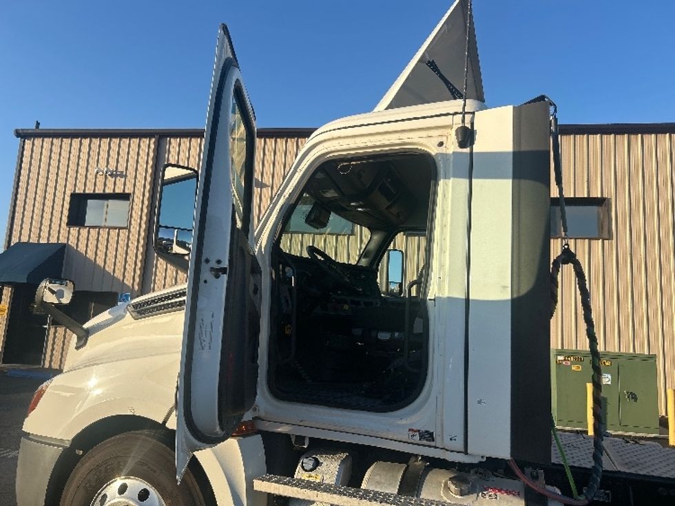 Day Cab Tractor-Heavy Duty Tractors-Freightliner-2022-T12642ST-Torrance-CA-278,751\n\t\tmiles-$ 66,000 - Image 9