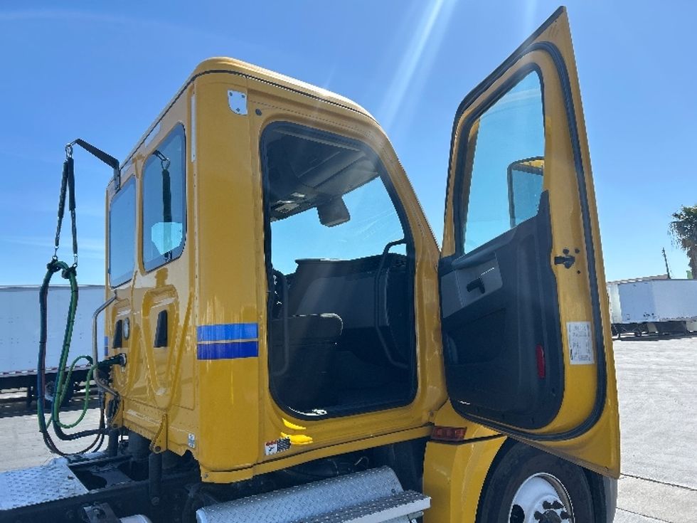 Day Cab Tractor-Heavy Duty Tractors-Freightliner-2022-T12642ST-Torrance-CA-333,666\n\t\tmiles-$ 76,500 - Image 12