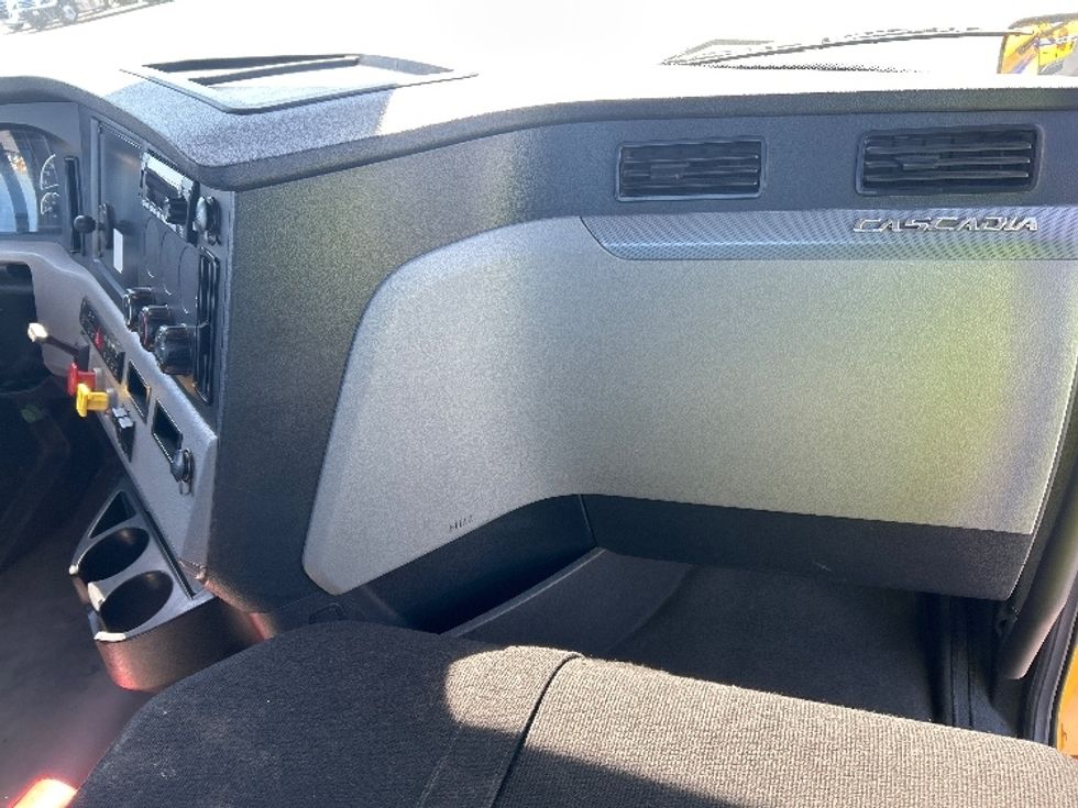 Day Cab Tractor-Heavy Duty Tractors-Freightliner-2022-T12642ST-Torrance-CA-333,666\n\t\tmiles-$ 76,500 - Image 13