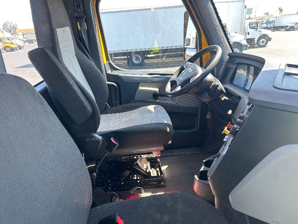 Day Cab Tractor-Heavy Duty Tractors-Freightliner-2022-T12642ST-Torrance-CA-333,666\n\t\tmiles-$ 76,500 - Image 14