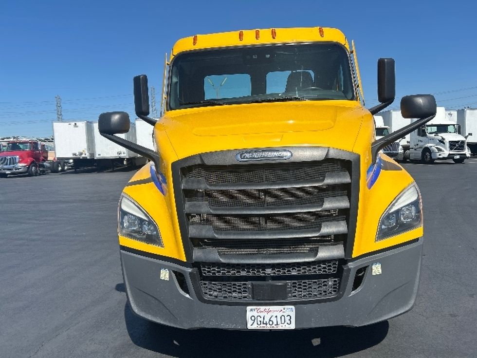 2022 Freightliner Cascadia 126" Day cab photo 2