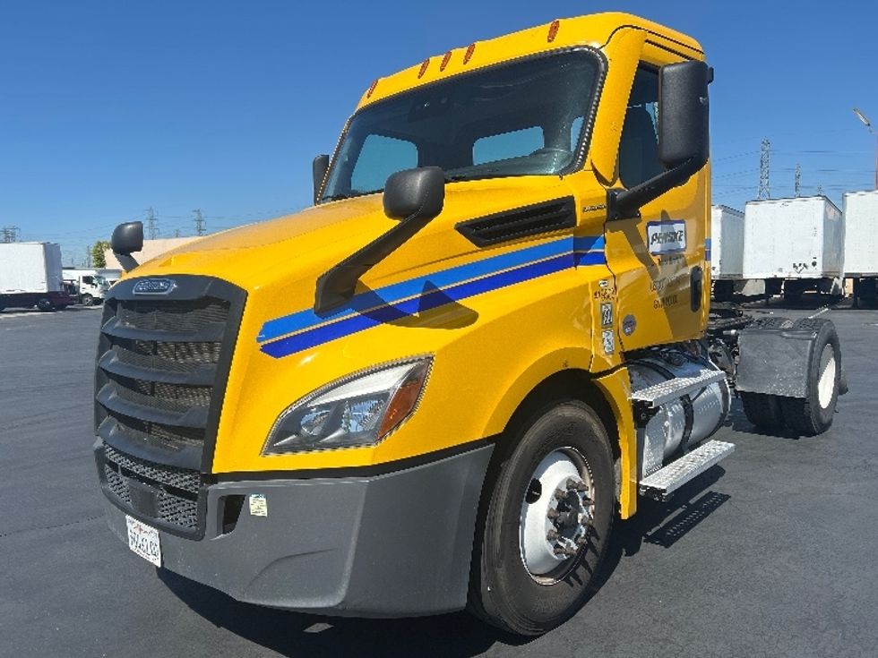 2022 Freightliner Cascadia 126" Day cab photo 3