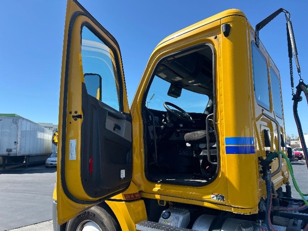 Day Cab Tractor-Heavy Duty Tractors-Freightliner-2022-T12642ST-Torrance-CA-333,666\n\t\tmiles-$ 76,500 - Image 9