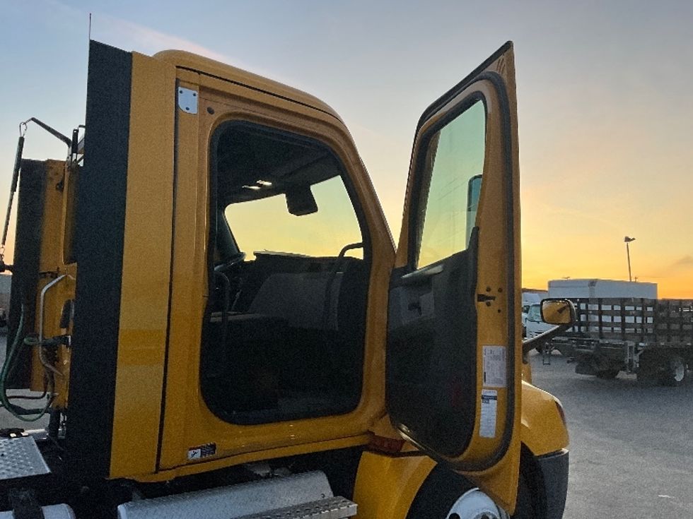 Day Cab Tractor-Heavy Duty Tractors-Freightliner-2022-T12642ST-Vernon-CA-341,889\n\t\tmiles-$ 75,500 - Image 12