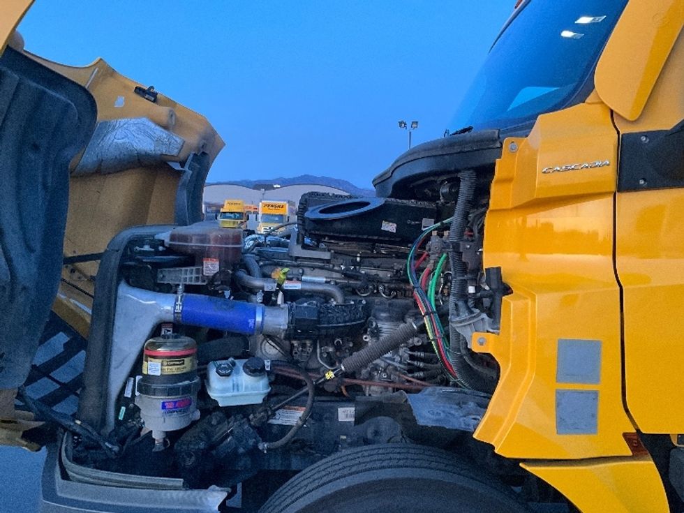 Day Cab Tractor-Heavy Duty Tractors-Freightliner-2022-T12642ST-Vernon-CA-341,889\n\t\tmiles-$ 75,500 - Image 16