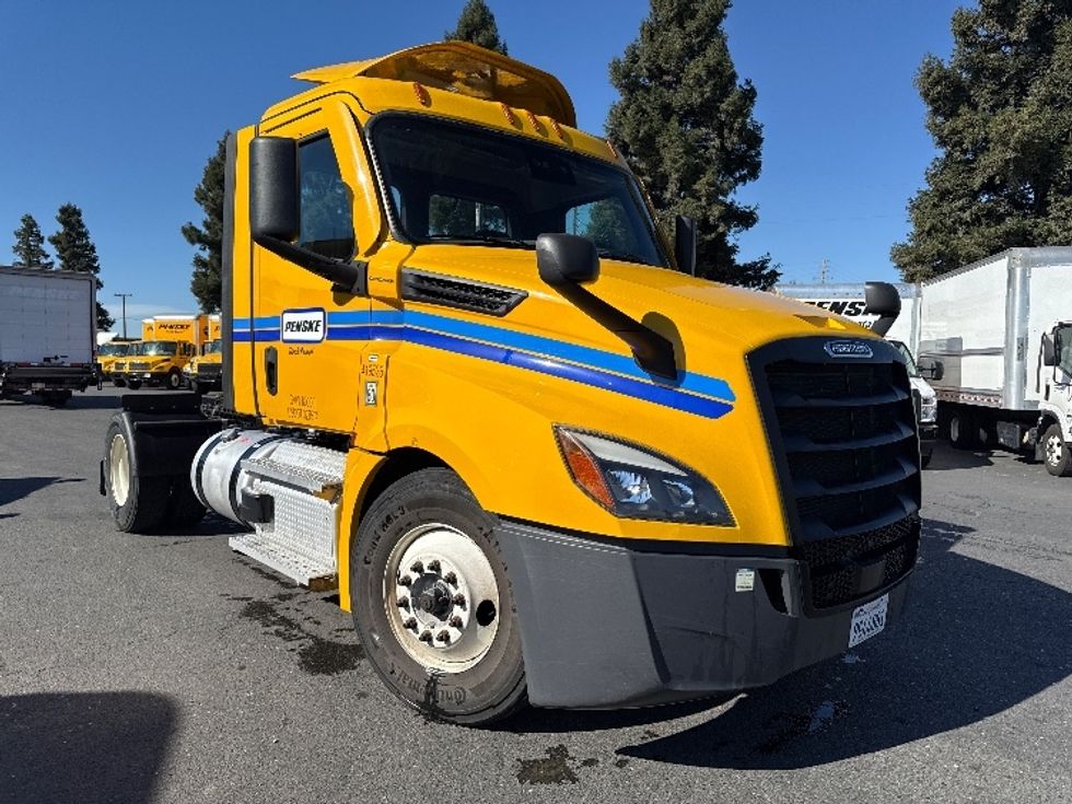 Day Cab Tractor-Heavy Duty Tractors-Freightliner-2022-T12642ST-West Sacramento-CA-188,645\n\t\tmiles-$ 69,000 - Image 1