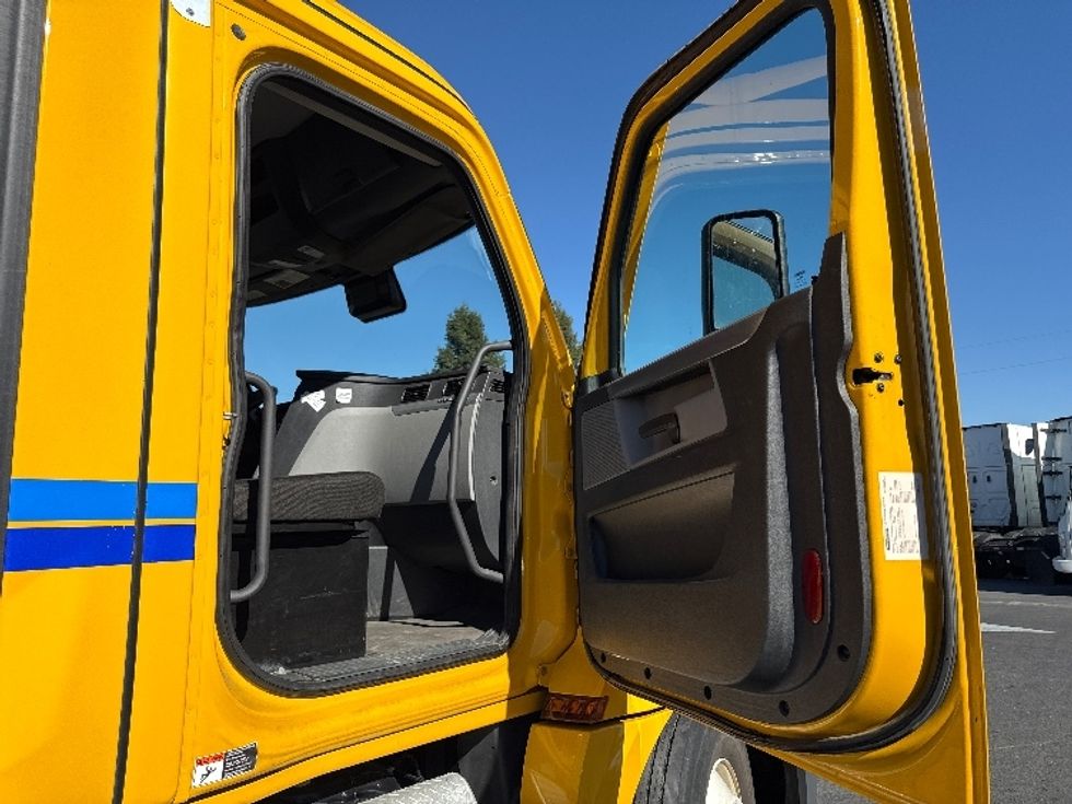 Day Cab Tractor-Heavy Duty Tractors-Freightliner-2022-T12642ST-West Sacramento-CA-188,645\n\t\tmiles-$ 69,000 - Image 12