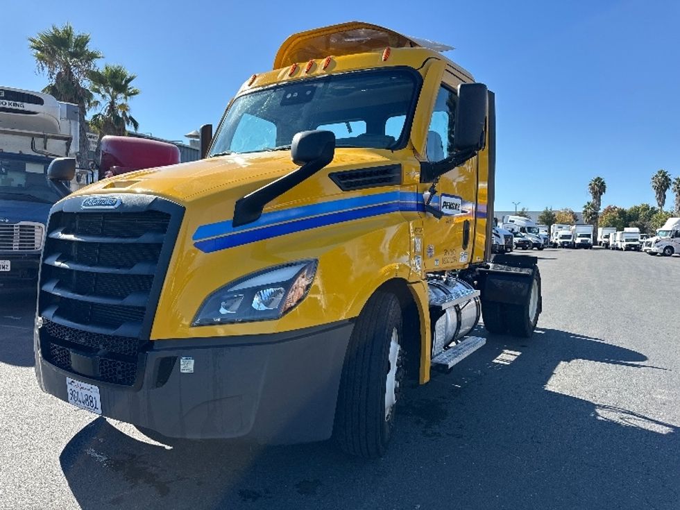 Day Cab Tractor-Heavy Duty Tractors-Freightliner-2022-T12642ST-West Sacramento-CA-188,645\n\t\tmiles-$ 69,000 - Image 3