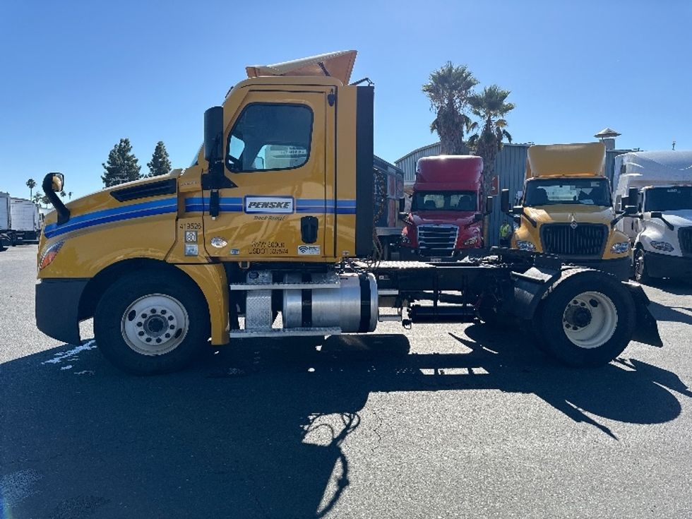 Day Cab Tractor-Heavy Duty Tractors-Freightliner-2022-T12642ST-West Sacramento-CA-188,645\n\t\tmiles-$ 69,000 - Image 4