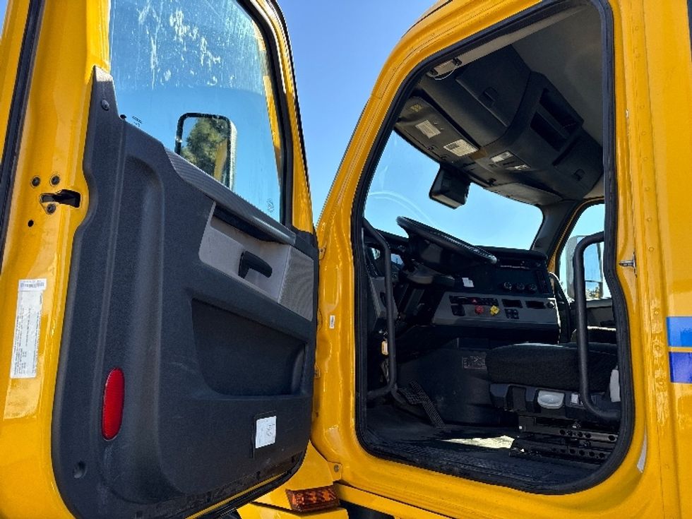 Day Cab Tractor-Heavy Duty Tractors-Freightliner-2022-T12642ST-West Sacramento-CA-188,645\n\t\tmiles-$ 69,000 - Image 9