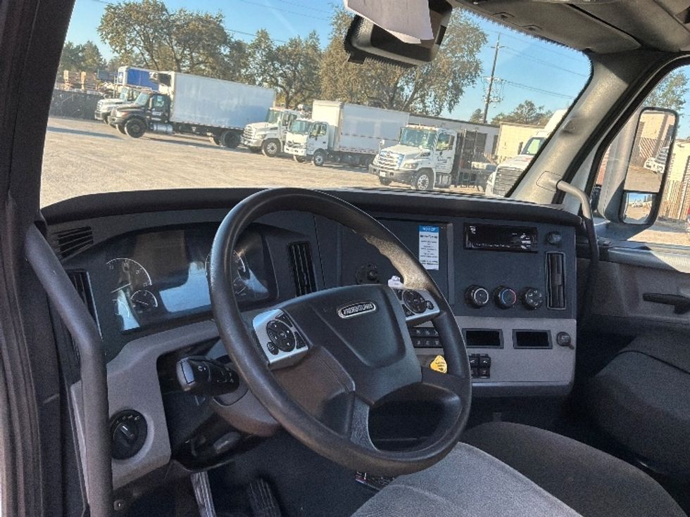 Day Cab Tractor-Heavy Duty Tractors-Freightliner-2022-T12642ST-West Sacramento-CA-193,933\n\t\tmiles-$ 72,500 - Image 10