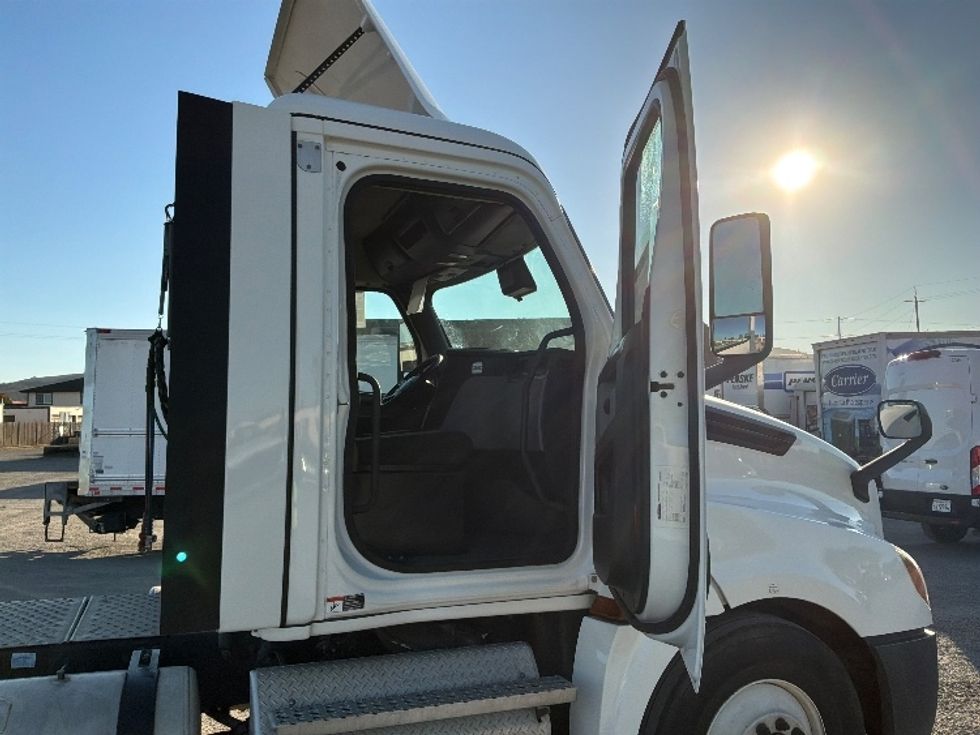 Day Cab Tractor-Heavy Duty Tractors-Freightliner-2022-T12642ST-West Sacramento-CA-193,933\n\t\tmiles-$ 72,500 - Image 12
