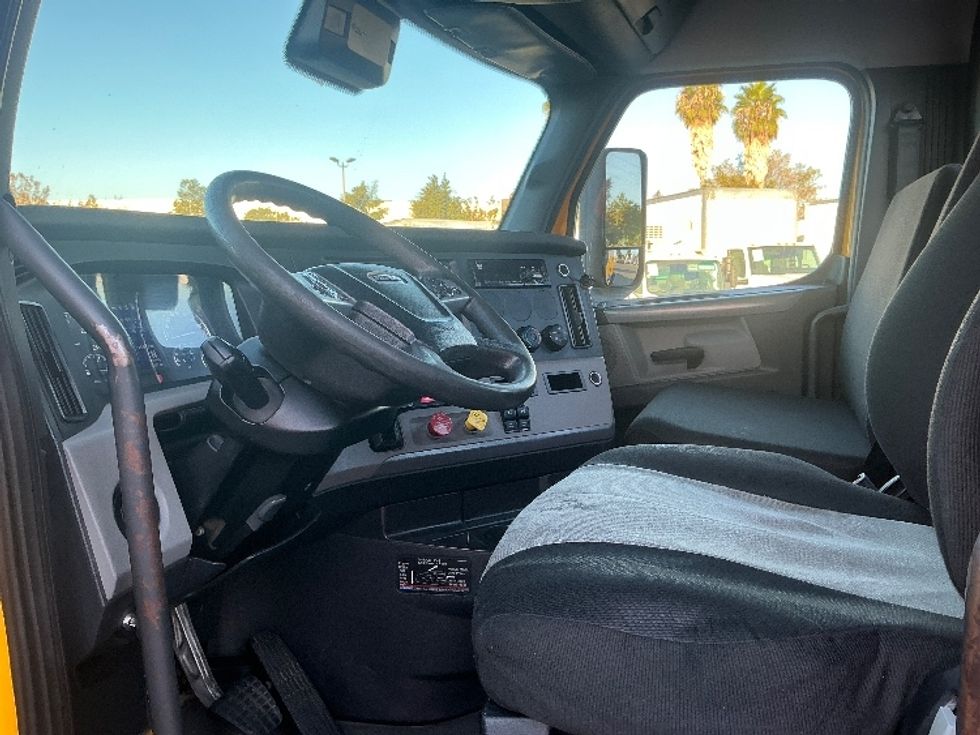 Day Cab Tractor-Heavy Duty Tractors-Freightliner-2022-T12642ST-West Sacramento-CA-245,027\n\t\tmiles-$ 65,500 - Image 10