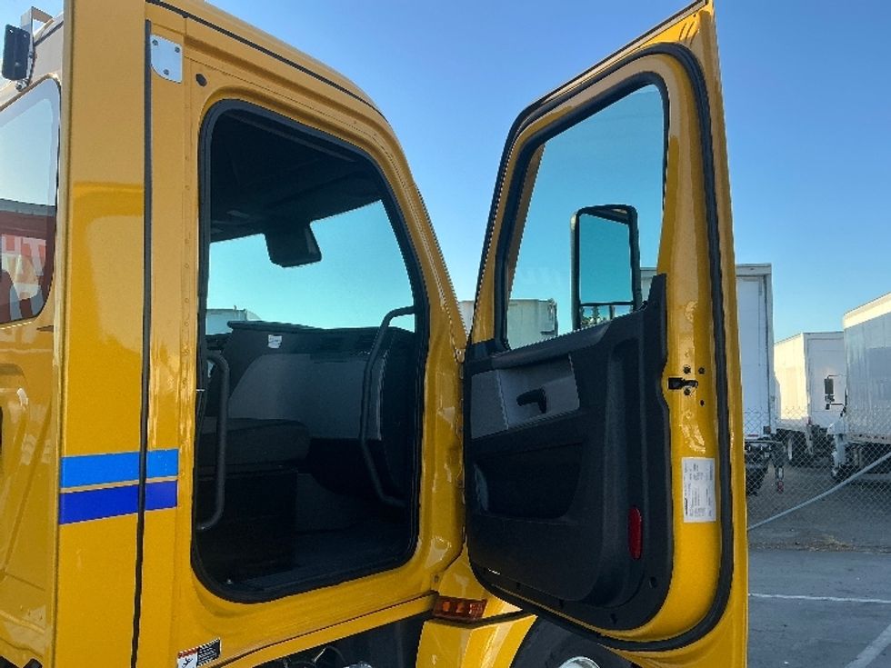 Day Cab Tractor-Heavy Duty Tractors-Freightliner-2022-T12642ST-West Sacramento-CA-245,027\n\t\tmiles-$ 65,500 - Image 12