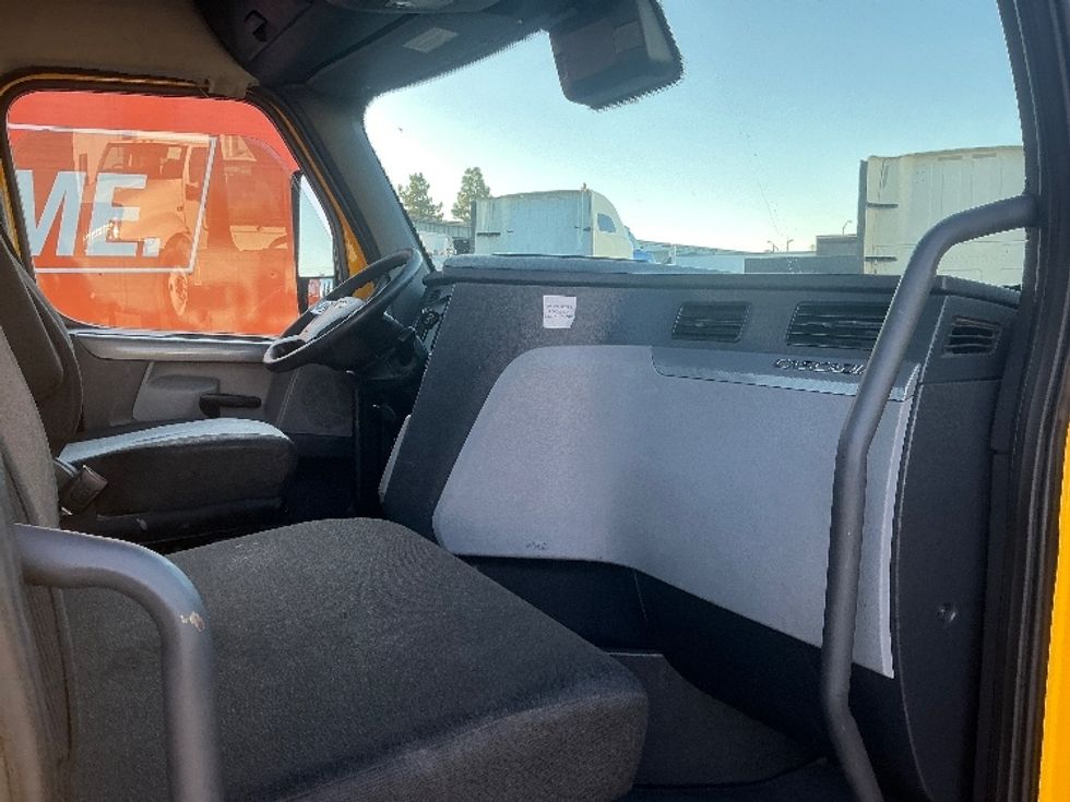 Day Cab Tractor-Heavy Duty Tractors-Freightliner-2022-T12642ST-West Sacramento-CA-245,027\n\t\tmiles-$ 65,500 - Image 14