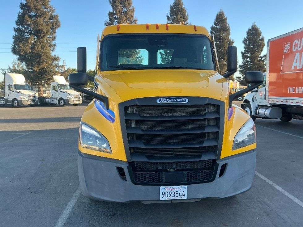 Day Cab Tractor-Heavy Duty Tractors-Freightliner-2022-T12642ST-West Sacramento-CA-245,027\n\t\tmiles-$ 65,500 - Image 2