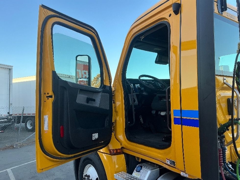 Day Cab Tractor-Heavy Duty Tractors-Freightliner-2022-T12642ST-West Sacramento-CA-245,027\n\t\tmiles-$ 65,500 - Image 9