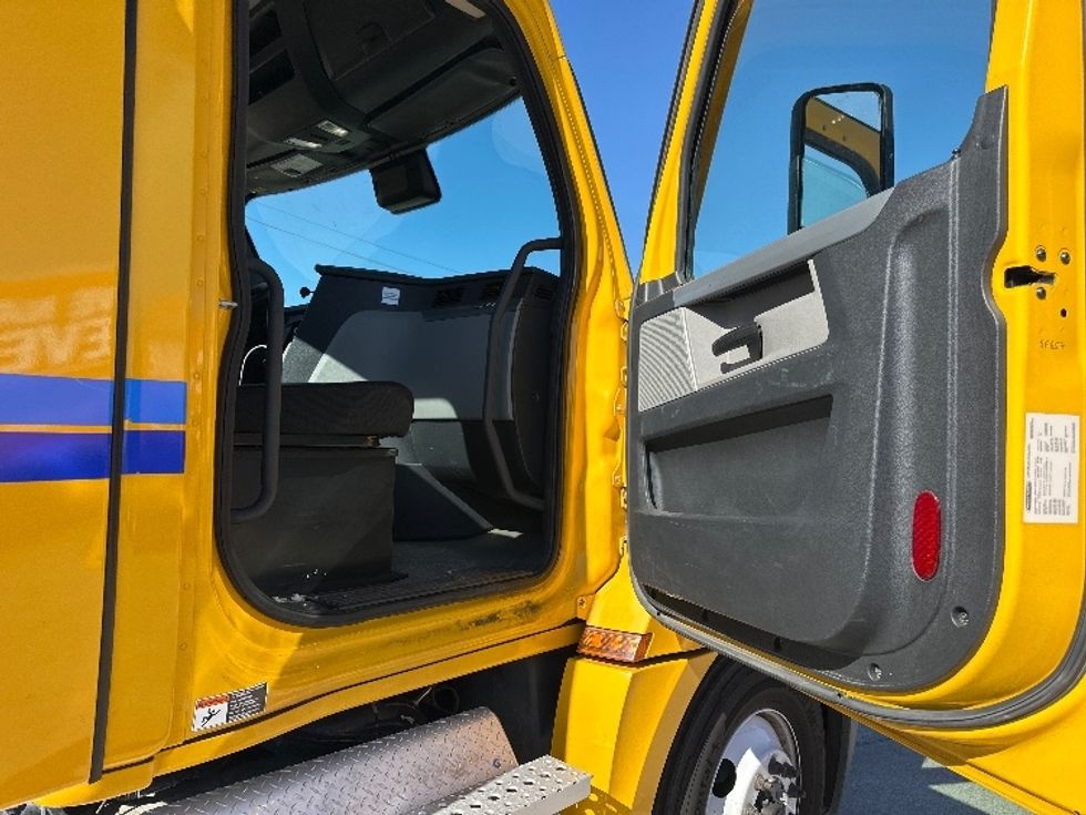 Day Cab Tractor-Heavy Duty Tractors-Freightliner-2022-T12642ST-West Sacramento-CA-250,955\n\t\tmiles-$ 65,250 - Image 12