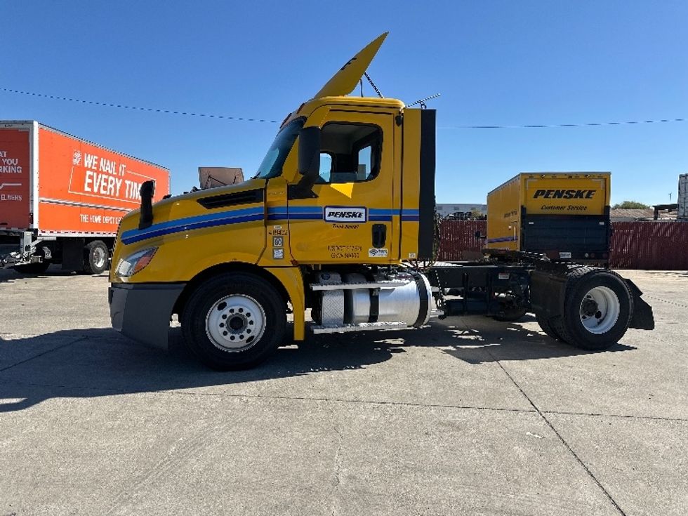 Day Cab Tractor-Heavy Duty Tractors-Freightliner-2022-T12642ST-West Sacramento-CA-250,955\n\t\tmiles-$ 65,250 - Image 4