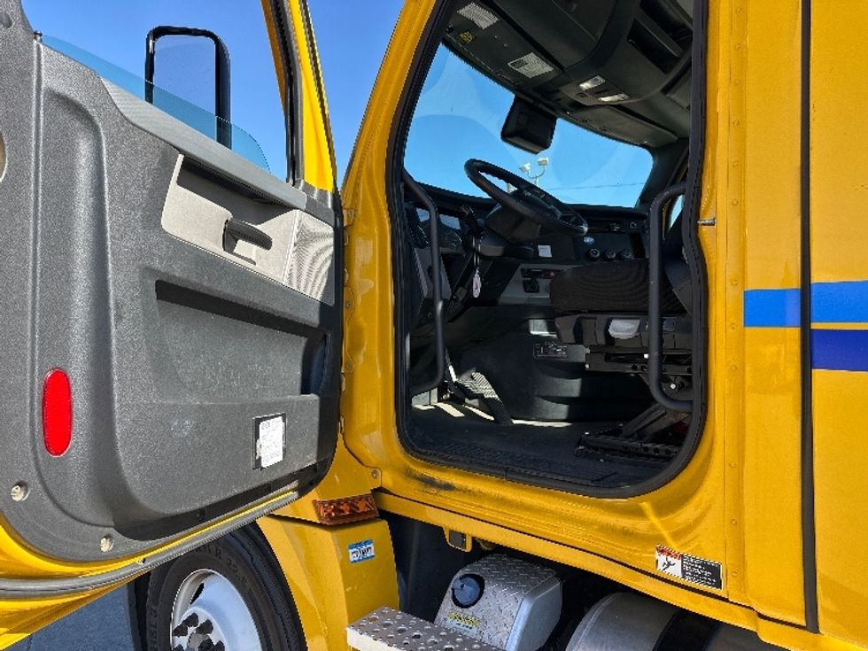 Day Cab Tractor-Heavy Duty Tractors-Freightliner-2022-T12642ST-West Sacramento-CA-250,955\n\t\tmiles-$ 65,250 - Image 9