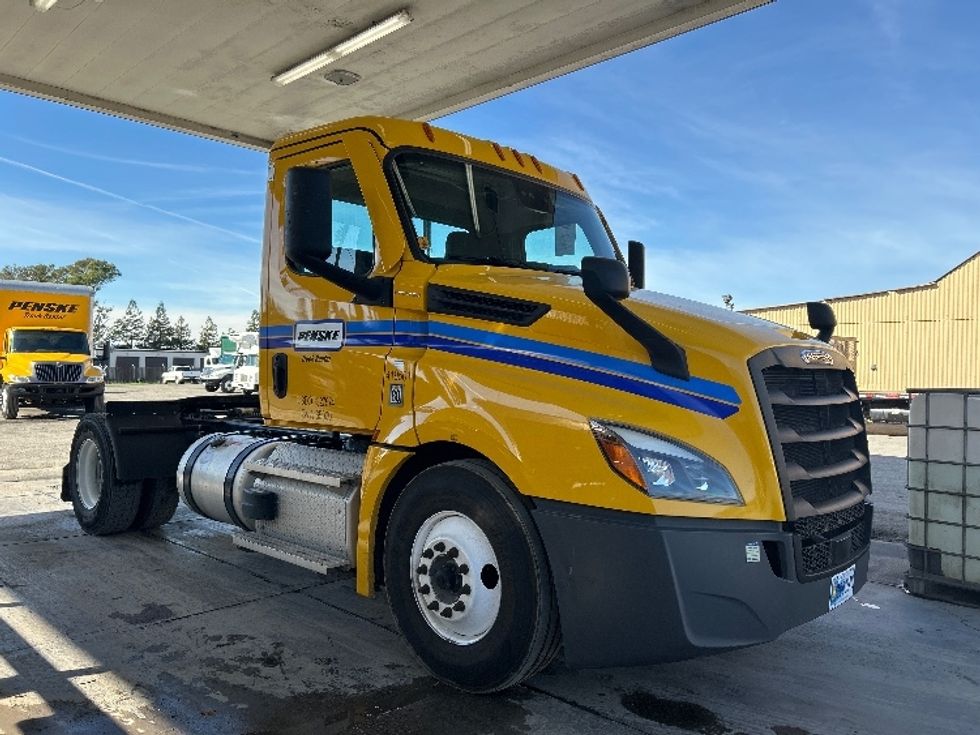 Day Cab Tractor-Heavy Duty Tractors-Freightliner-2022-T12642ST-West Sacramento-CA-274,393\n\t\tmiles-$ 64,250 - Image 1