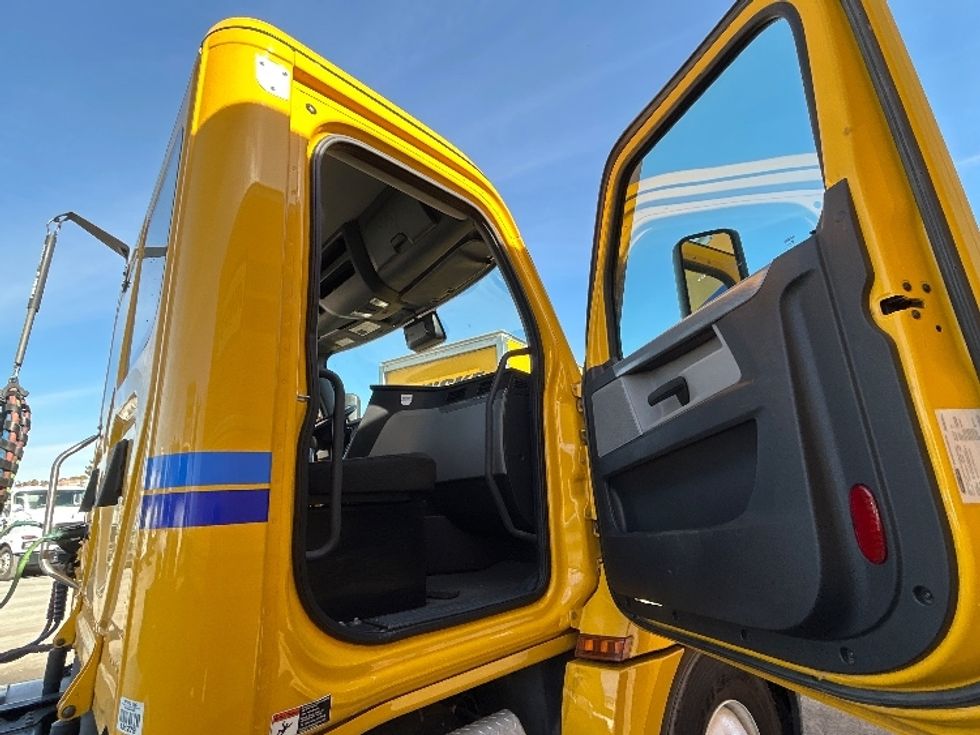 Day Cab Tractor-Heavy Duty Tractors-Freightliner-2022-T12642ST-West Sacramento-CA-274,393\n\t\tmiles-$ 64,250 - Image 12