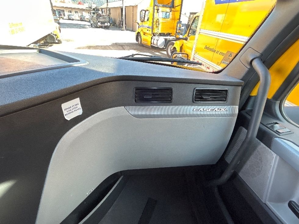 Day Cab Tractor-Heavy Duty Tractors-Freightliner-2022-T12642ST-West Sacramento-CA-274,393\n\t\tmiles-$ 64,250 - Image 13