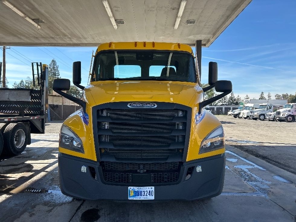 Day Cab Tractor-Heavy Duty Tractors-Freightliner-2022-T12642ST-West Sacramento-CA-274,393\n\t\tmiles-$ 64,250 - Image 2