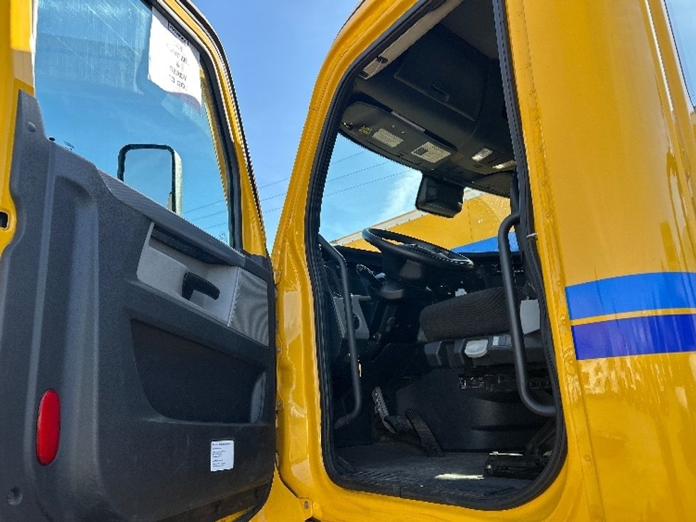 Day Cab Tractor-Heavy Duty Tractors-Freightliner-2022-T12642ST-West Sacramento-CA-274,393\n\t\tmiles-$ 64,250 - Image 9