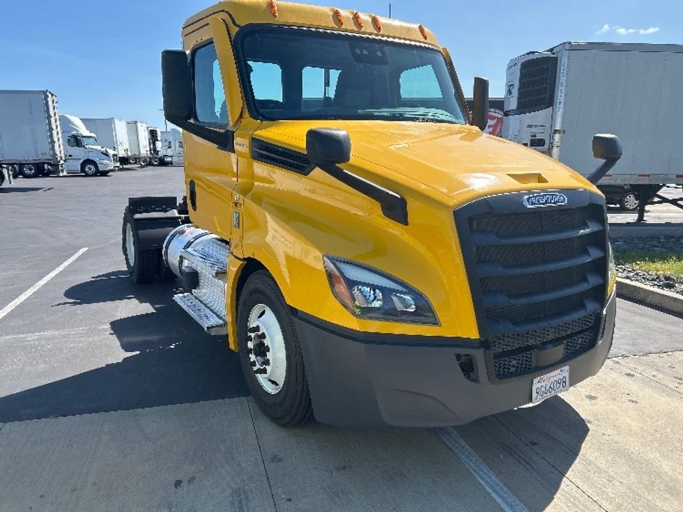 Day Cab Tractor-Heavy Duty Tractors-Freightliner-2022-T12642ST-West Sacramento-CA-276,361\n\t\tmiles-$ 69,000 - Image 1
