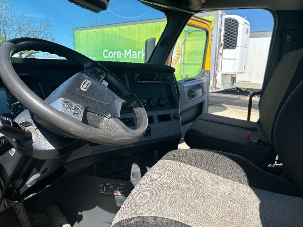 Day Cab Tractor-Heavy Duty Tractors-Freightliner-2022-T12642ST-West Sacramento-CA-276,361\n\t\tmiles-$ 69,000 - Image 10