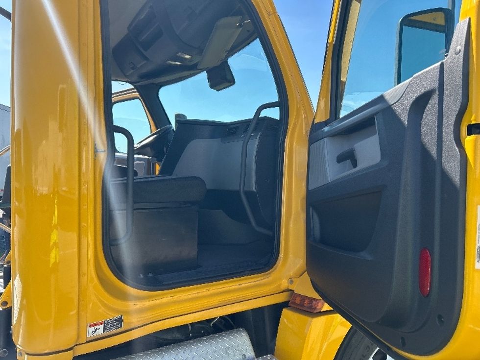 Day Cab Tractor-Heavy Duty Tractors-Freightliner-2022-T12642ST-West Sacramento-CA-276,361\n\t\tmiles-$ 69,000 - Image 12