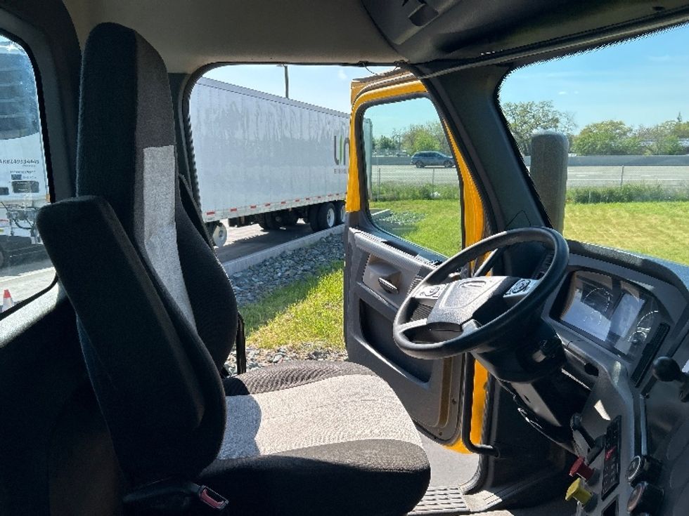 Day Cab Tractor-Heavy Duty Tractors-Freightliner-2022-T12642ST-West Sacramento-CA-276,361\n\t\tmiles-$ 69,000 - Image 14