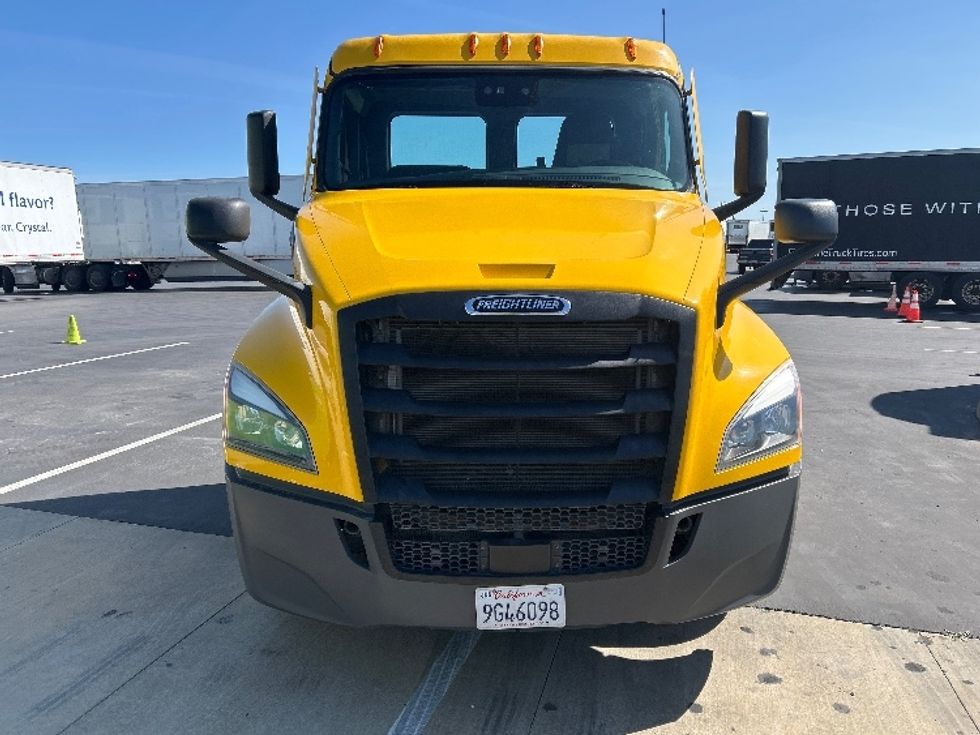 Day Cab Tractor-Heavy Duty Tractors-Freightliner-2022-T12642ST-West Sacramento-CA-276,361\n\t\tmiles-$ 69,000 - Image 2