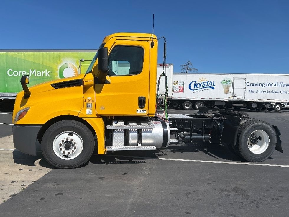 Day Cab Tractor-Heavy Duty Tractors-Freightliner-2022-T12642ST-West Sacramento-CA-276,361\n\t\tmiles-$ 69,000 - Image 4