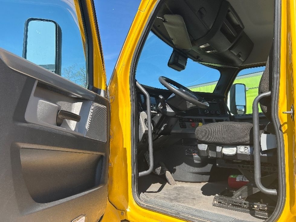 Day Cab Tractor-Heavy Duty Tractors-Freightliner-2022-T12642ST-West Sacramento-CA-276,361\n\t\tmiles-$ 69,000 - Image 9