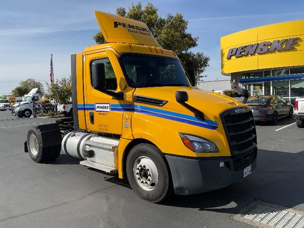 Day Cab Tractor-Heavy Duty Tractors-Freightliner-2022-T12642ST-West Sacramento-CA-277,404\n\t\tmiles-$ 81,750 - Image 1