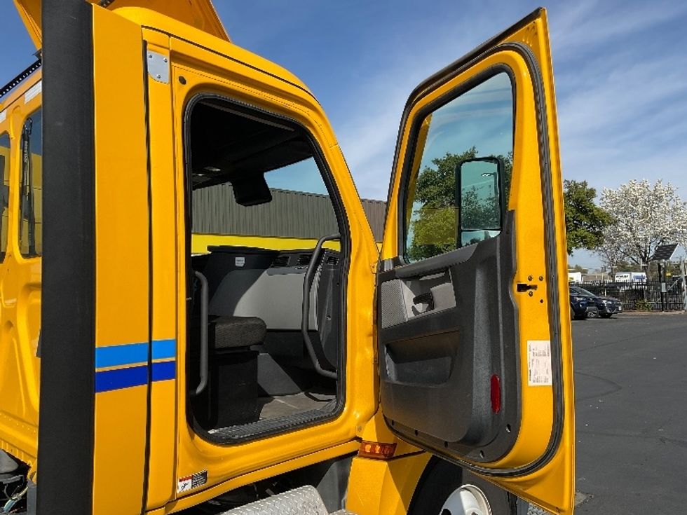 Day Cab Tractor-Heavy Duty Tractors-Freightliner-2022-T12642ST-West Sacramento-CA-277,404\n\t\tmiles-$ 81,750 - Image 12