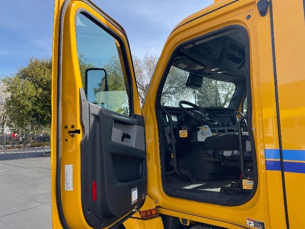 Day Cab Tractor-Heavy Duty Tractors-Freightliner-2022-T12642ST-West Sacramento-CA-277,404\n\t\tmiles-$ 81,750 - Image 9