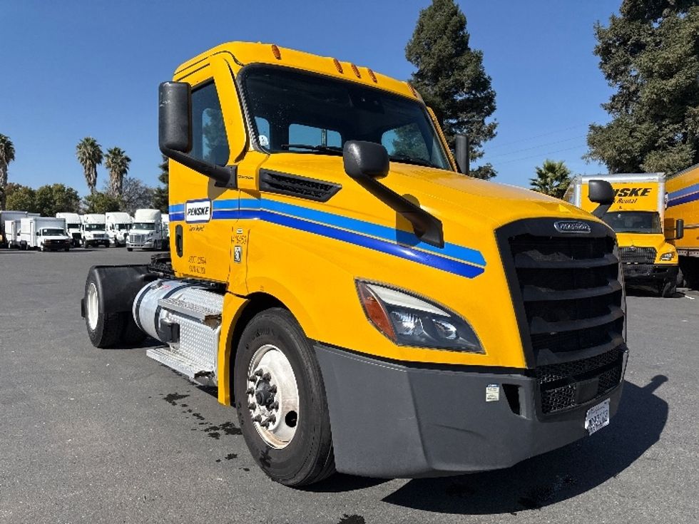 Day Cab Tractor-Heavy Duty Tractors-Freightliner-2022-T12642ST-West Sacramento-CA-288,781\n\t\tmiles-$ 63,250 - Image 1