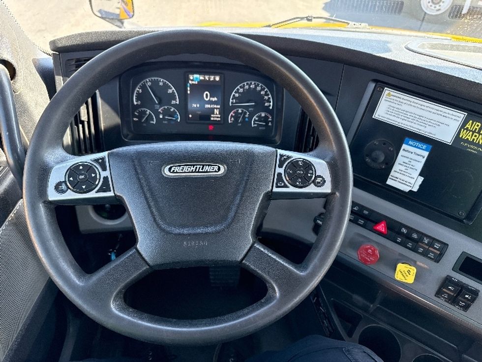 Day Cab Tractor-Heavy Duty Tractors-Freightliner-2022-T12642ST-West Sacramento-CA-288,781\n\t\tmiles-$ 63,250 - Image 11