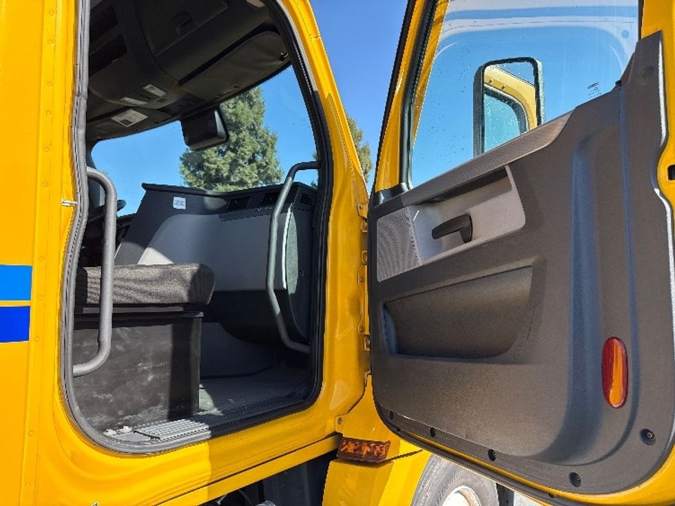 Day Cab Tractor-Heavy Duty Tractors-Freightliner-2022-T12642ST-West Sacramento-CA-288,781\n\t\tmiles-$ 63,250 - Image 12