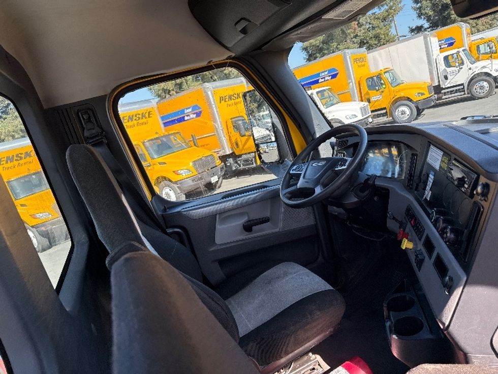 Day Cab Tractor-Heavy Duty Tractors-Freightliner-2022-T12642ST-West Sacramento-CA-288,781\n\t\tmiles-$ 63,250 - Image 14
