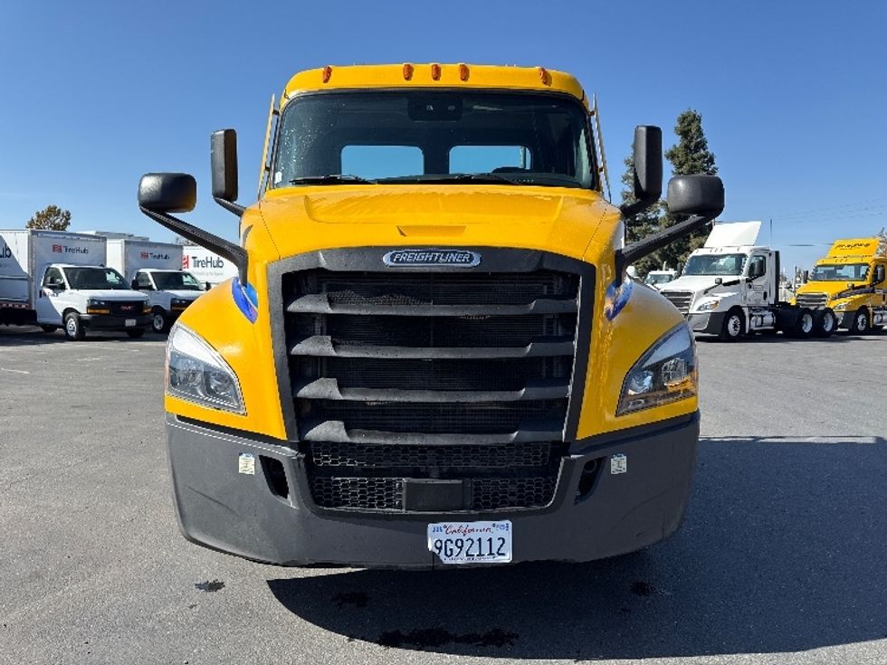 2022 Freightliner Cascadia 126" Day cab photo 2