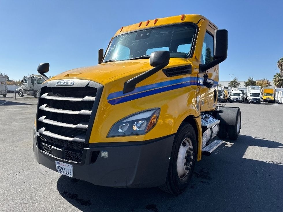 2022 Freightliner Cascadia 126" Day cab photo 3