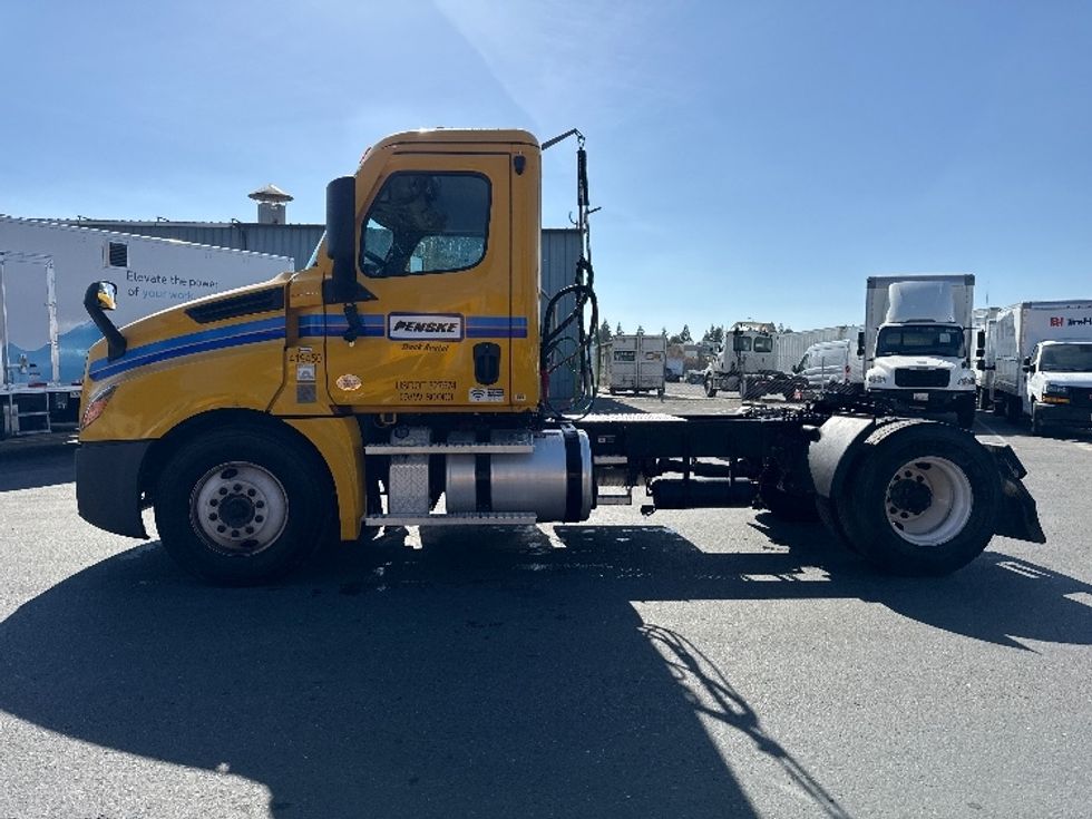 2022 Freightliner Cascadia 126" Day cab photo 4