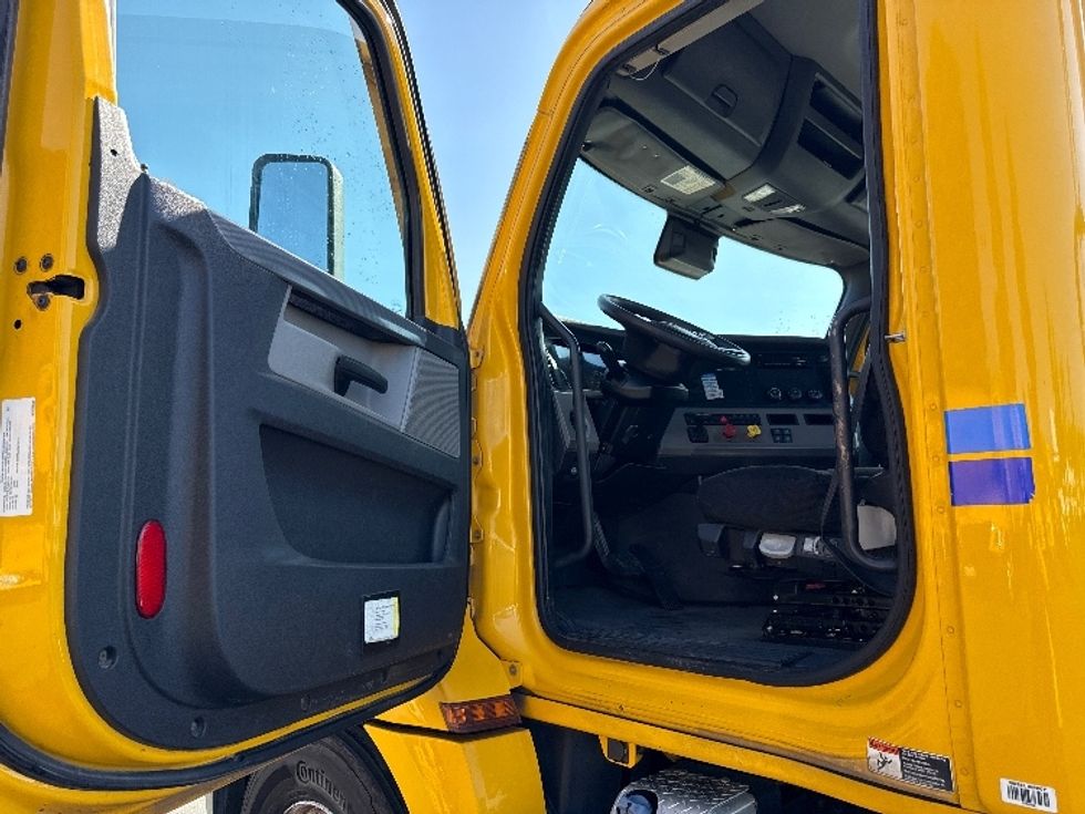 Day Cab Tractor-Heavy Duty Tractors-Freightliner-2022-T12642ST-West Sacramento-CA-288,781\n\t\tmiles-$ 63,250 - Image 9