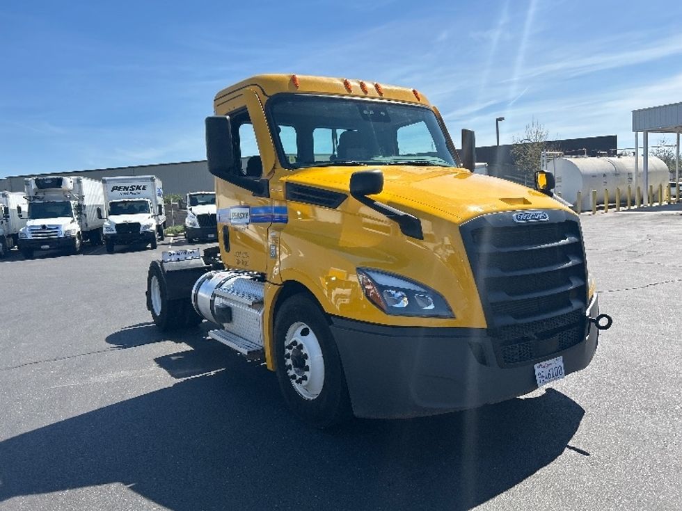 Day Cab Tractor-Heavy Duty Tractors-Freightliner-2022-T12642ST-West Sacramento-CA-310,193\n\t\tmiles-$ 66,500 - Image 1