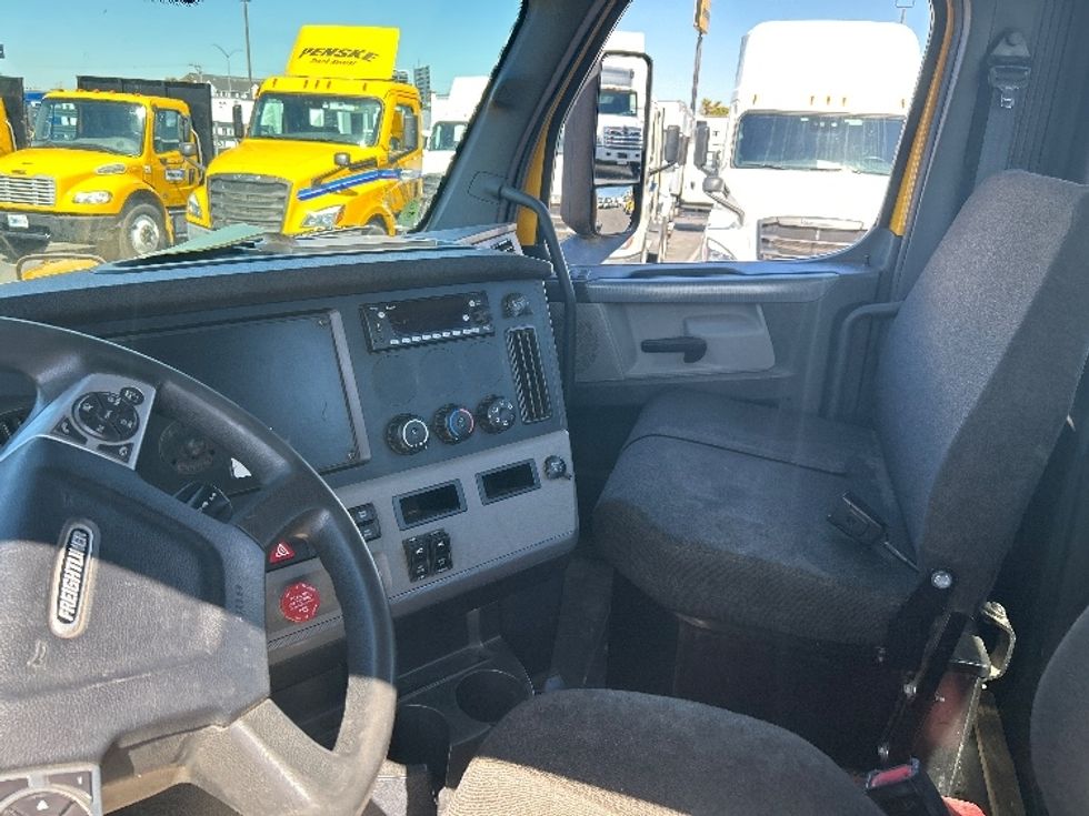 Day Cab Tractor-Heavy Duty Tractors-Freightliner-2022-T12642ST-West Sacramento-CA-310,193\n\t\tmiles-$ 66,500 - Image 10